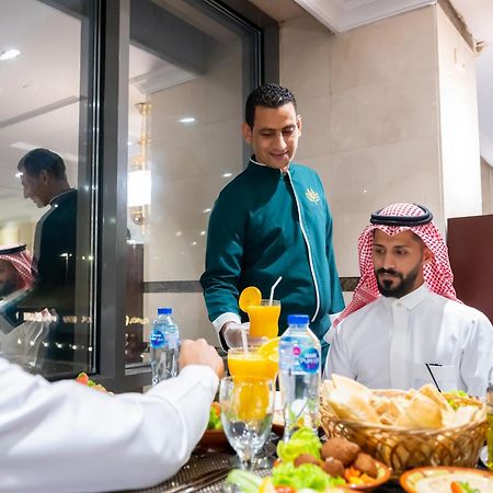 Shaza Regency Plaza Al Madinah Hotel Medina Eksteriør billede A waiter serving guests at a restaurant in Riyadh, Saudi Arabia