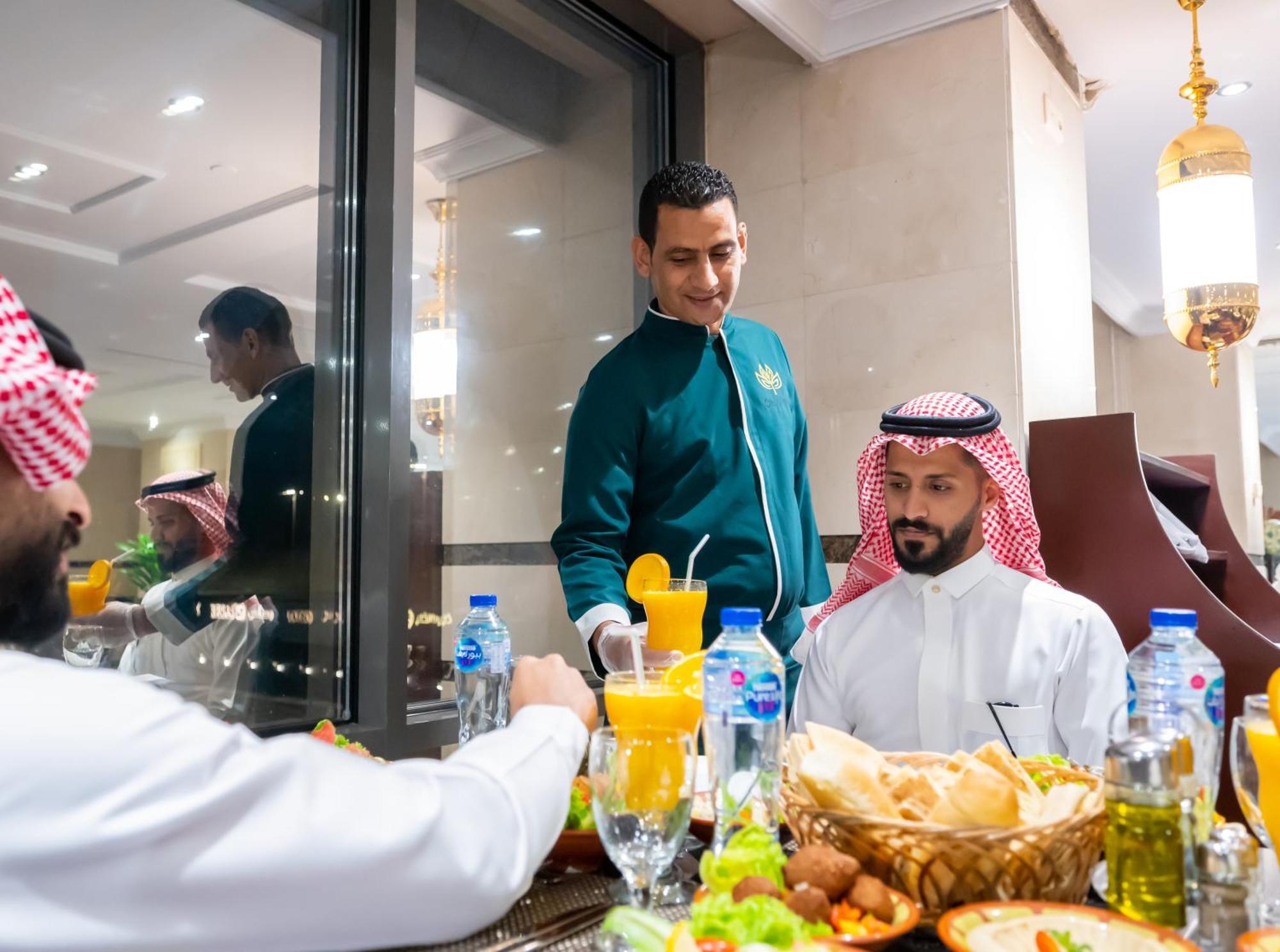 Shaza Regency Plaza Al Madinah Hotel Medina Eksteriør billede A waiter serving guests at a restaurant in Riyadh, Saudi Arabia