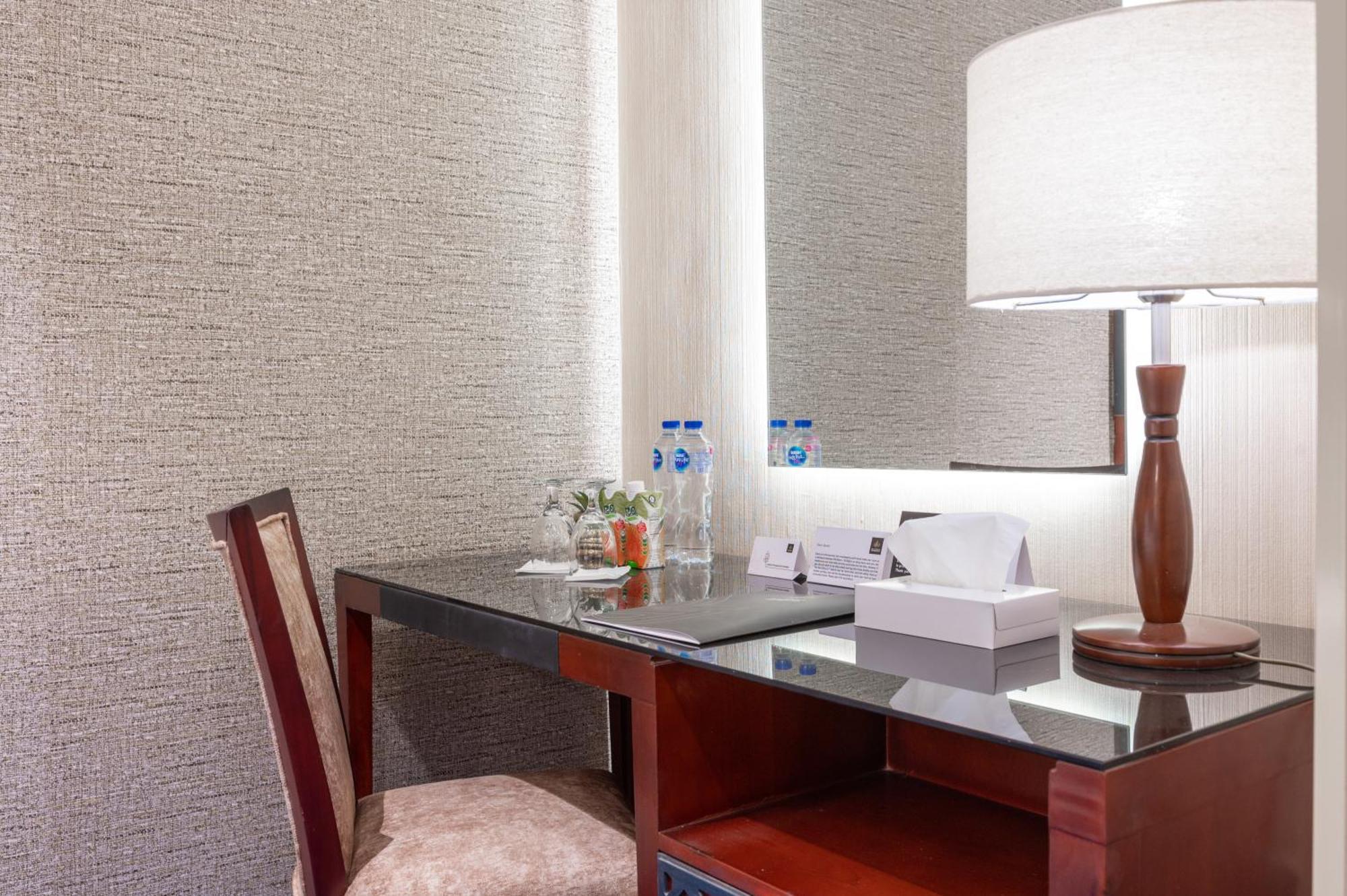 Shaza Regency Plaza Al Madinah Hotel Medina Eksteriør billede A table lamp