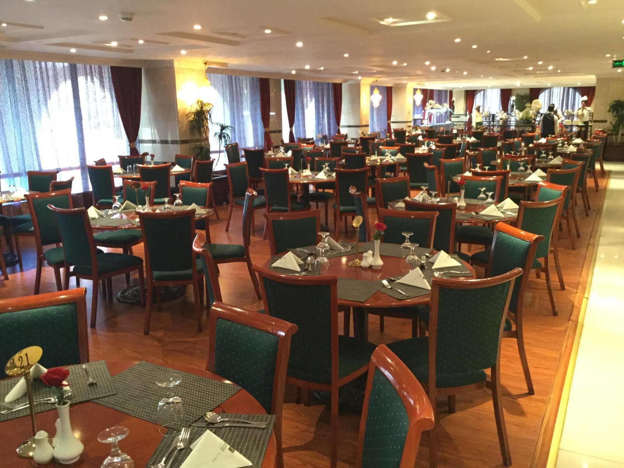 Shaza Regency Plaza Al Madinah Hotel Medina Eksteriør billede The restaurant at the hotel